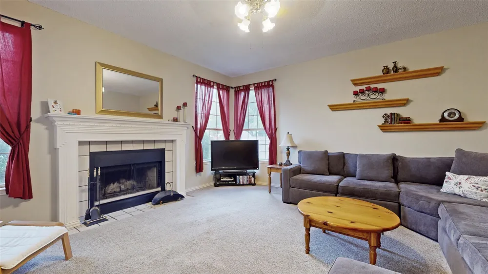 817 Crystal Lane Hurst, TX 76054