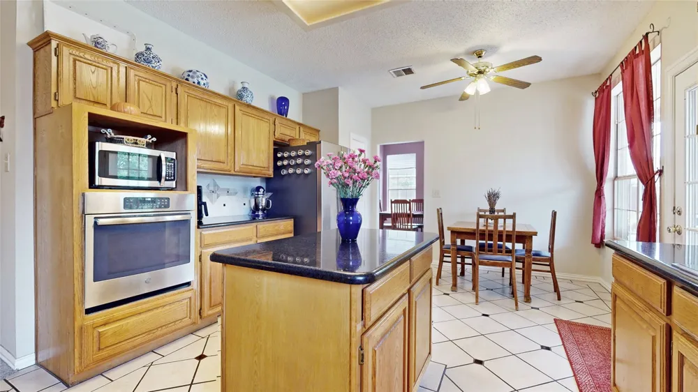 817 Crystal Lane Hurst, TX 76054