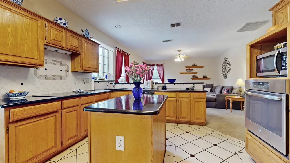 817 Crystal Lane Hurst, TX 76054
