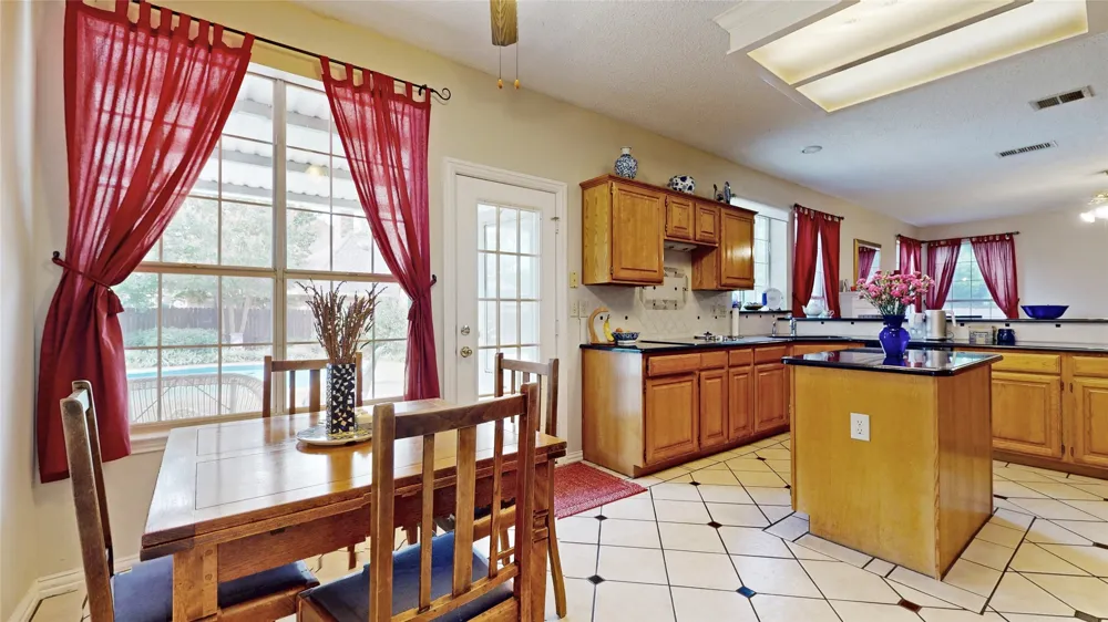 817 Crystal Lane Hurst, TX 76054