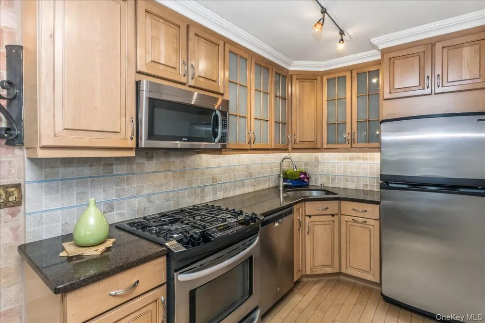 3965 52nd St #Apt 8k Woodside, NY 11377