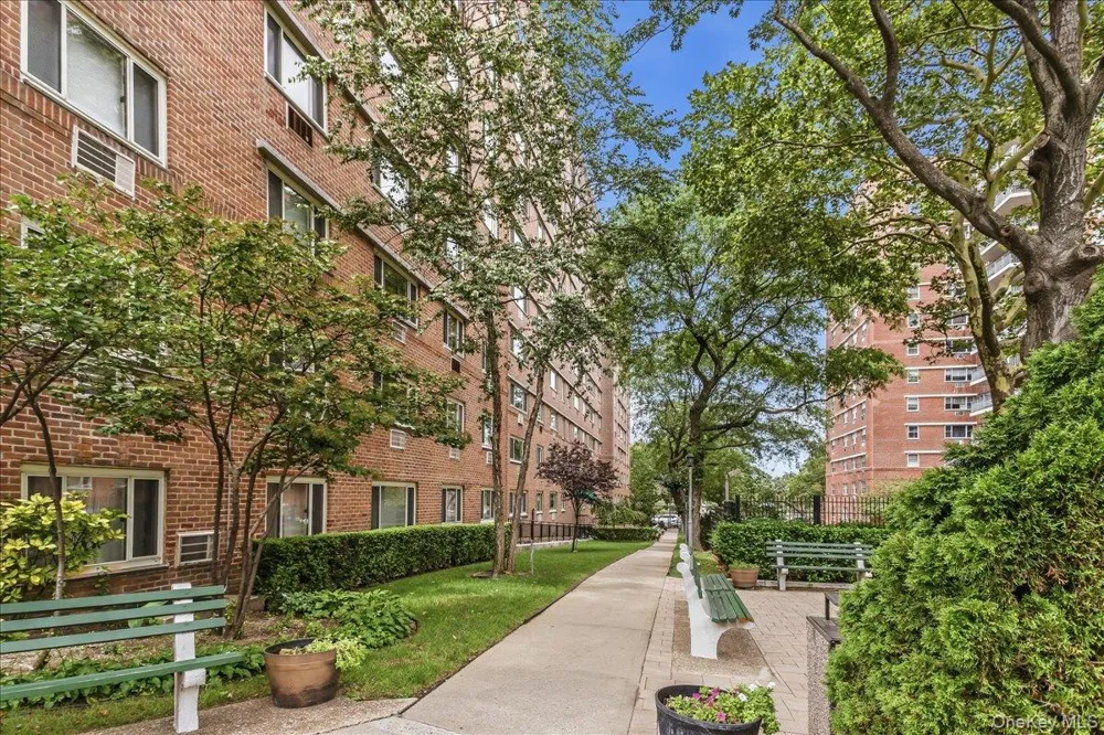 3965 52nd St #Apt 8k Woodside, NY 11377