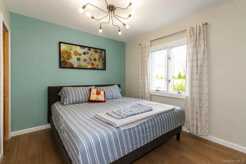 8015 Little Neck Parkway Glen Oaks, NY 11004