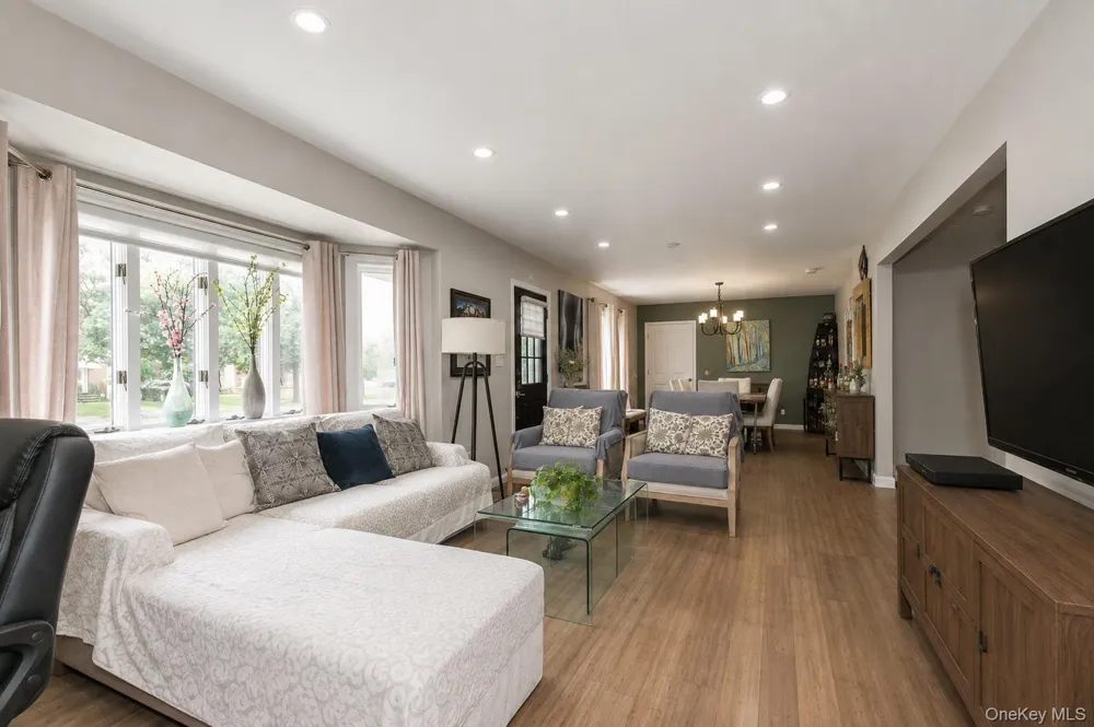 8015 Little Neck Parkway Glen Oaks, NY 11004