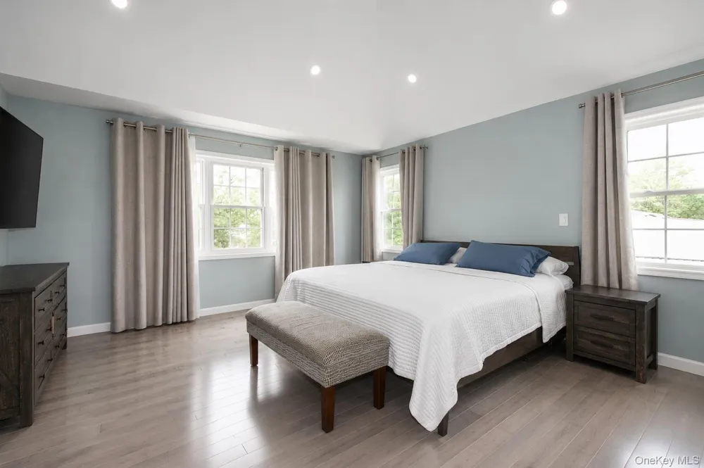 8015 Little Neck Parkway Glen Oaks, NY 11004
