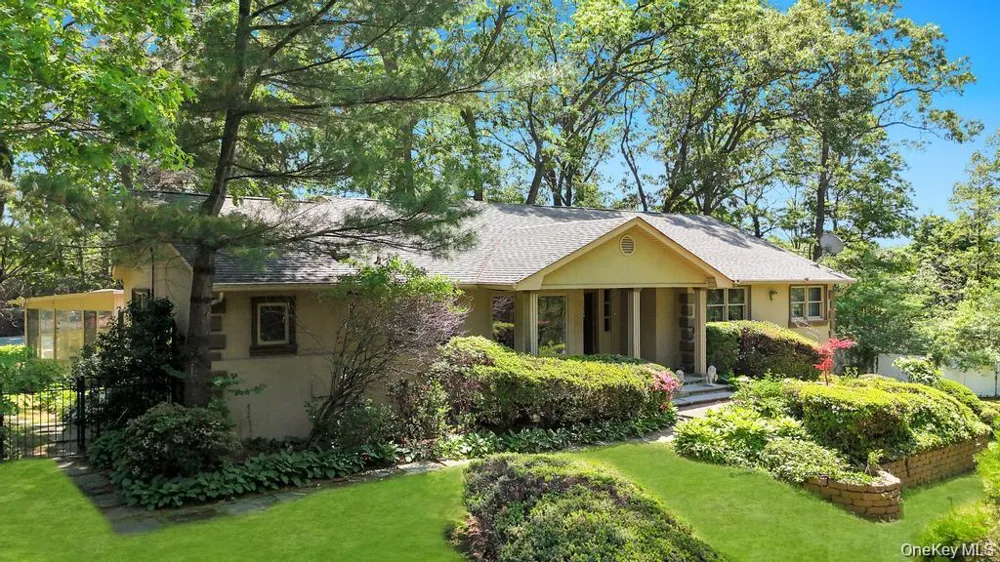 28 Penn Drive Dix Hills, NY 11746
