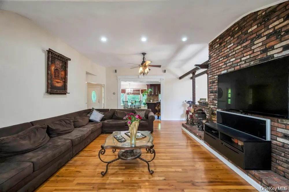 28 Penn Drive Dix Hills, NY 11746