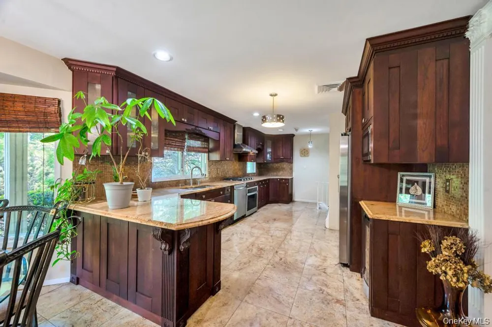 28 Penn Drive Dix Hills, NY 11746