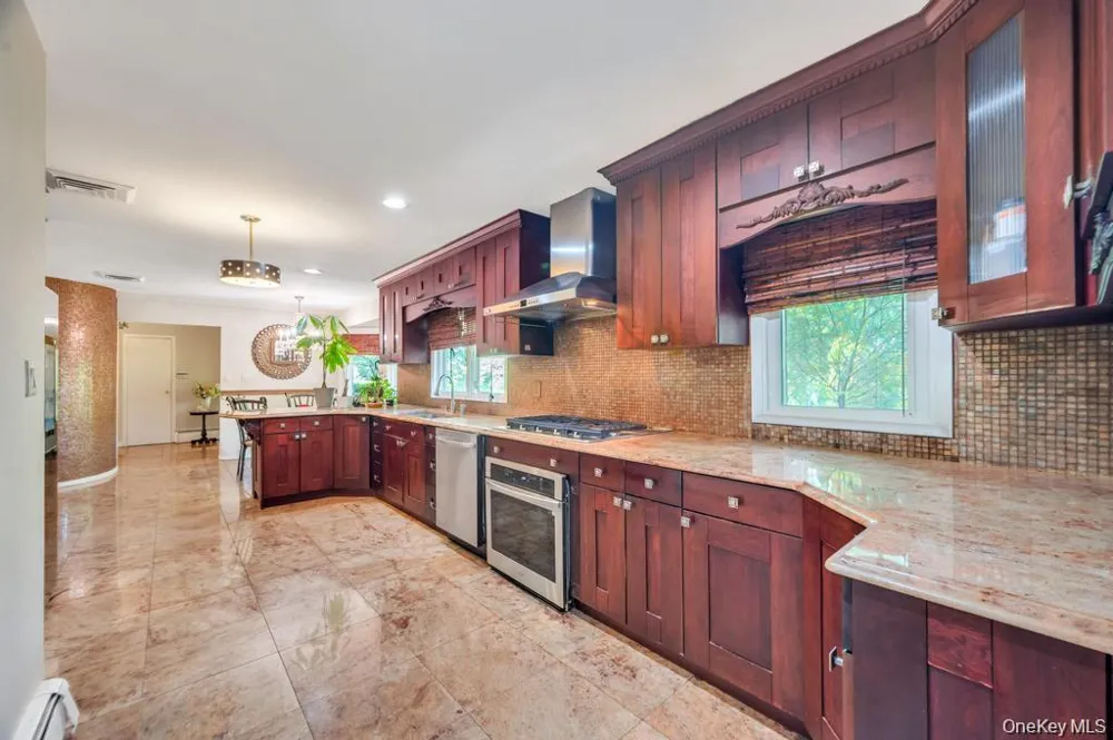 28 Penn Drive Dix Hills, NY 11746