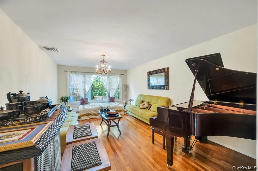 28 Penn Drive Dix Hills, NY 11746