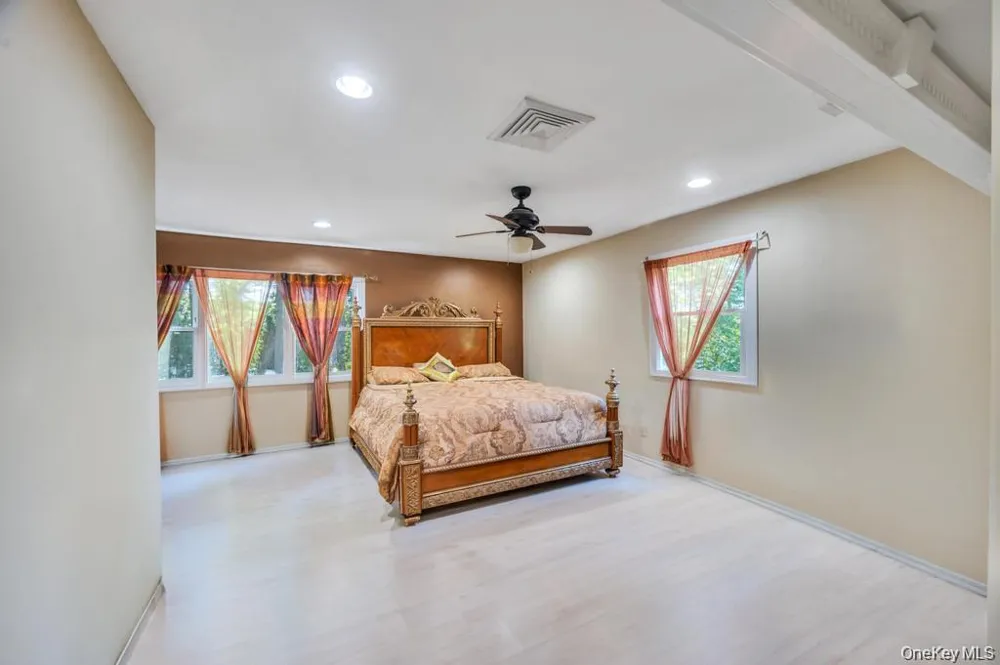 28 Penn Drive Dix Hills, NY 11746