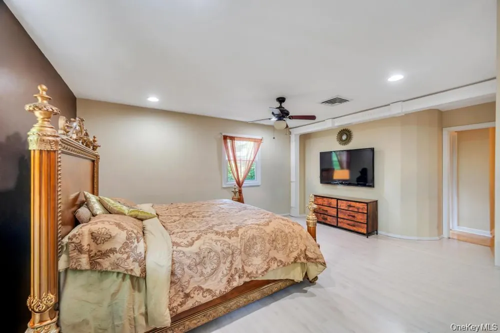 28 Penn Drive Dix Hills, NY 11746
