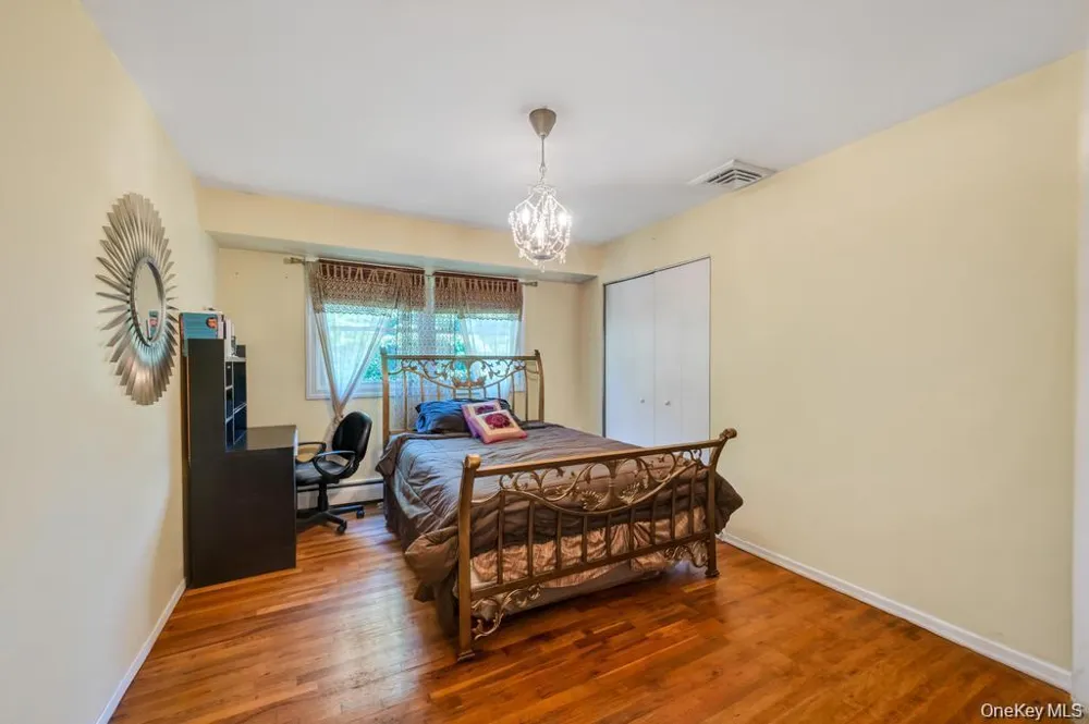 28 Penn Drive Dix Hills, NY 11746