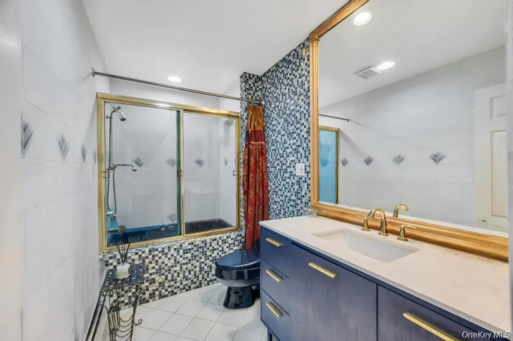 28 Penn Drive Dix Hills, NY 11746