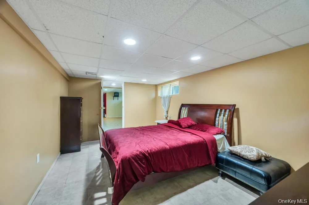 28 Penn Drive Dix Hills, NY 11746