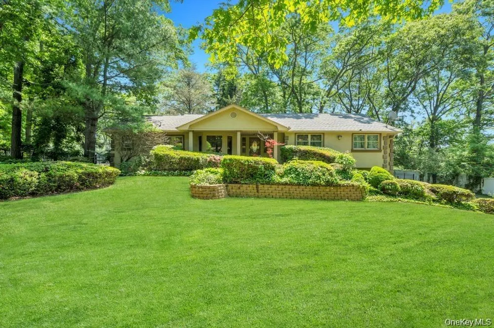 28 Penn Drive Dix Hills, NY 11746