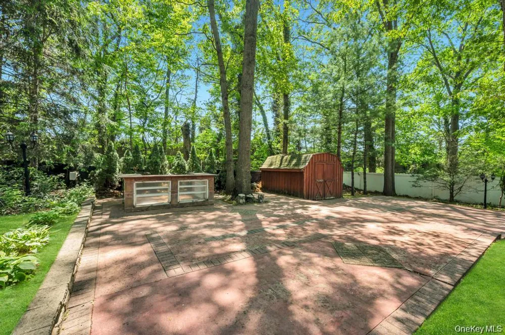 28 Penn Drive Dix Hills, NY 11746