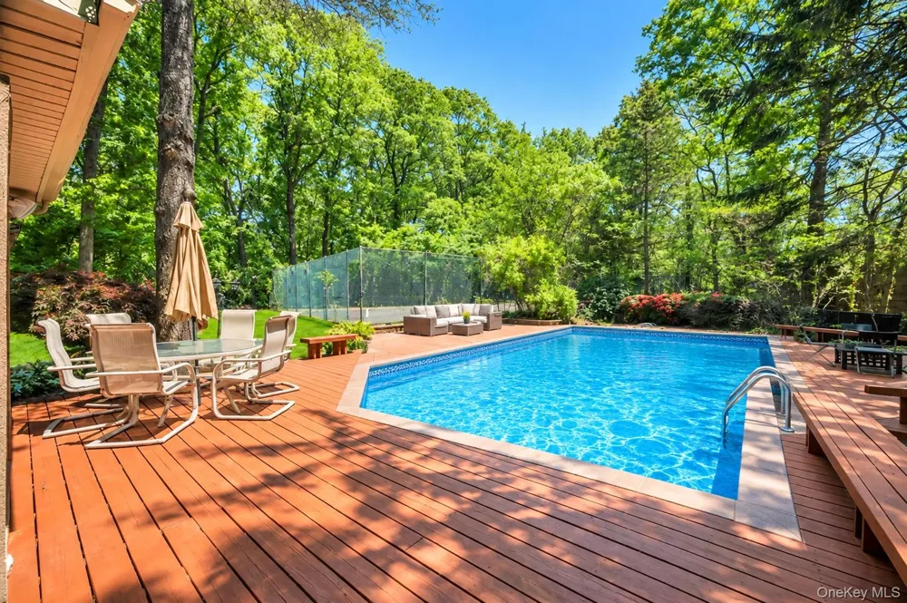 28 Penn Drive Dix Hills, NY 11746