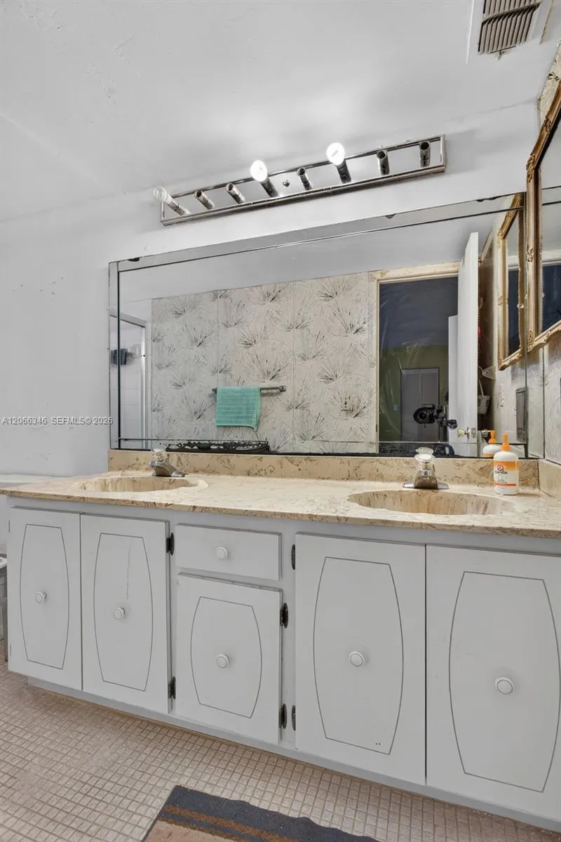 3772 Inverrary Blvd #101 Lauderhill, FL 33319