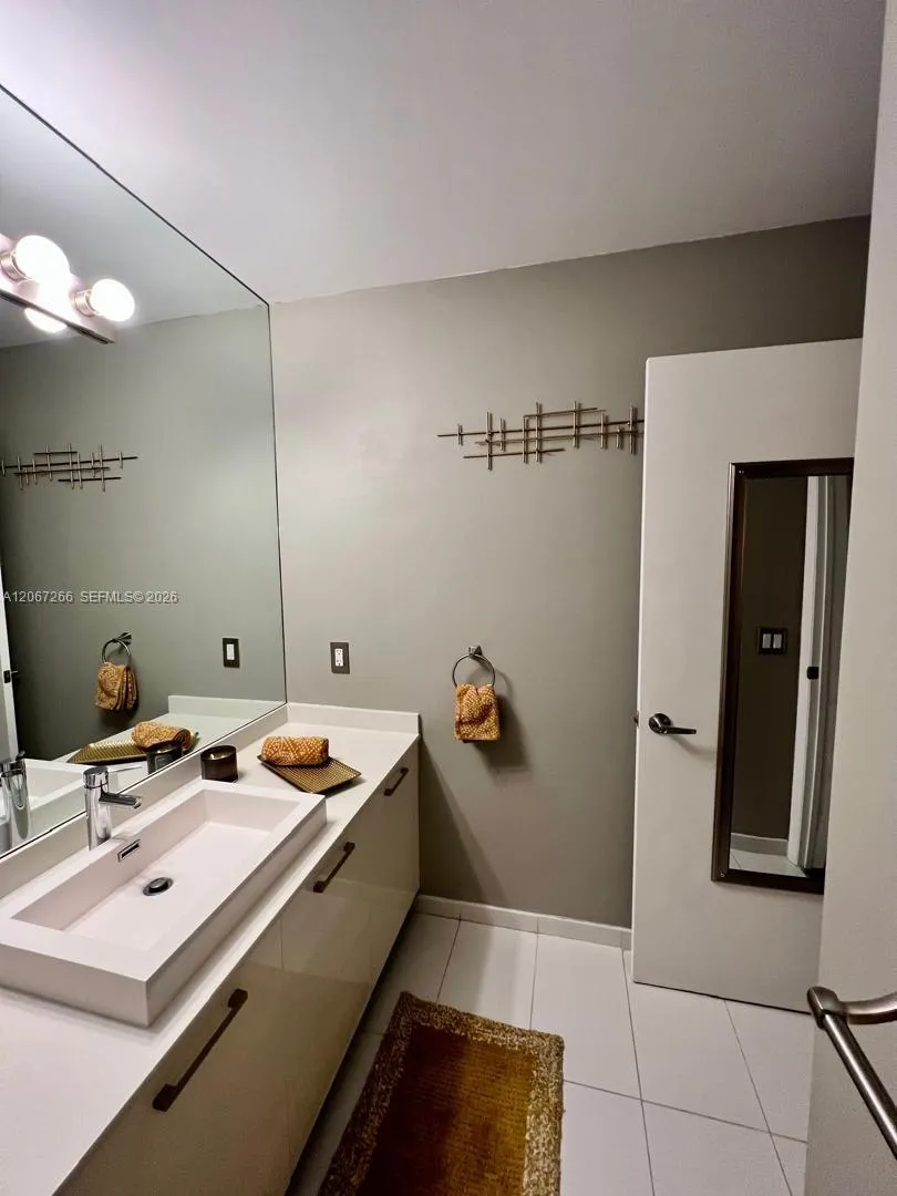 151 SE 1st St #1206 Miami, FL 33131