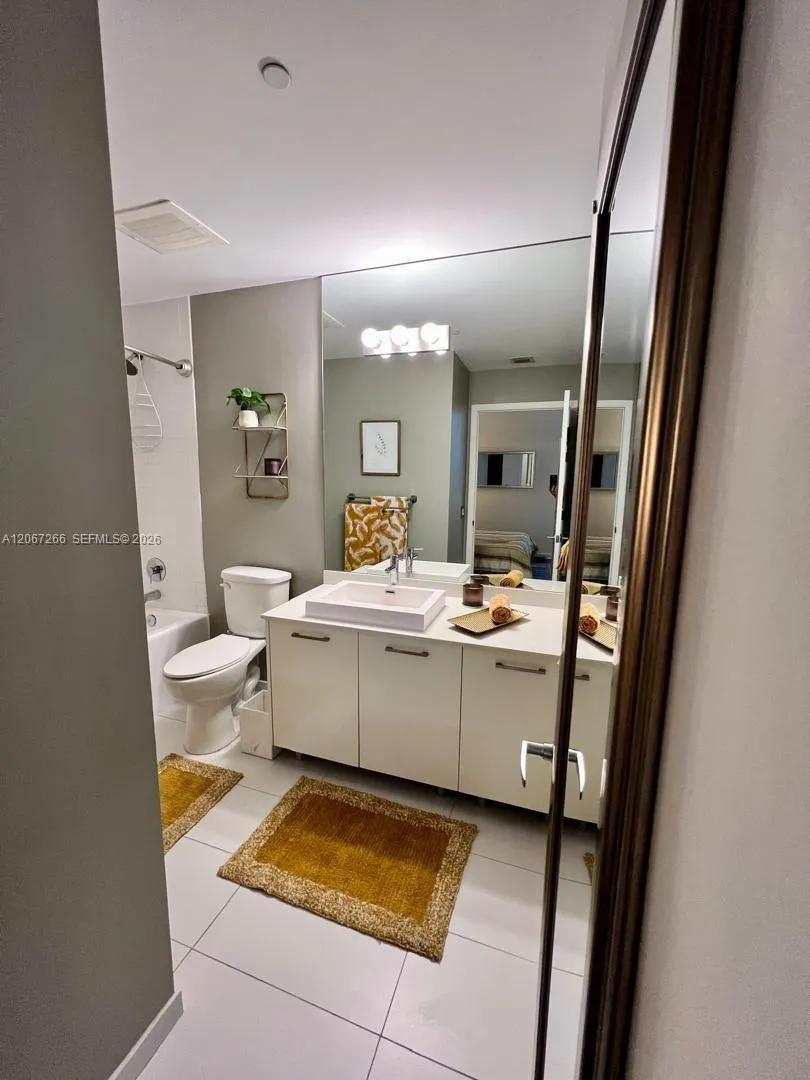 151 SE 1st St #1206 Miami, FL 33131