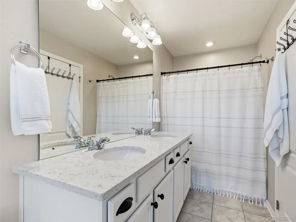 227 Sydney Court Plymouth City, MI 48170