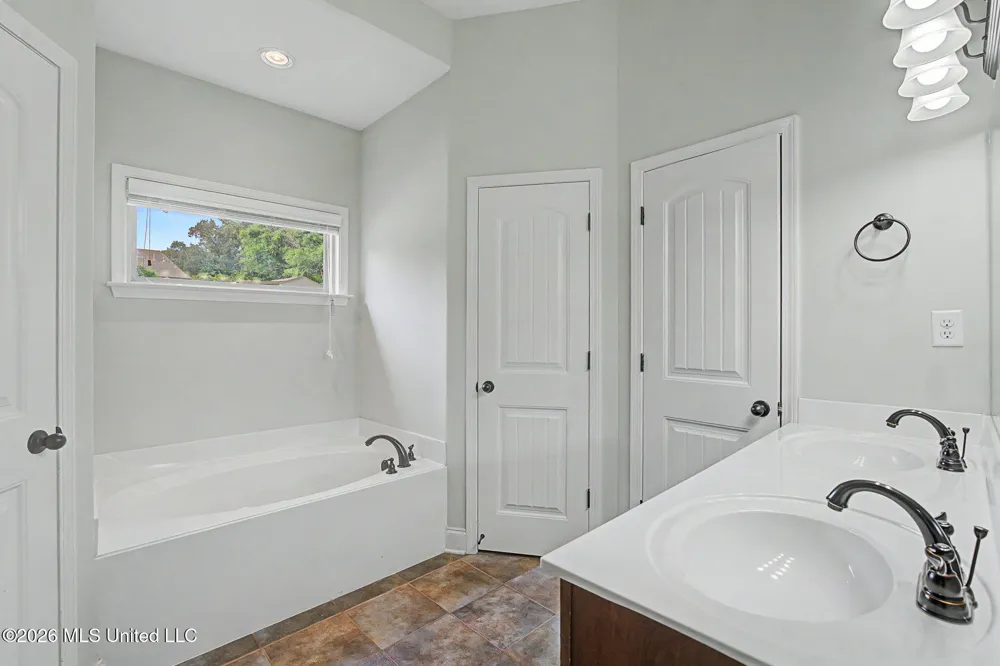 1316 Heritage Circle Hernando, MS 38632