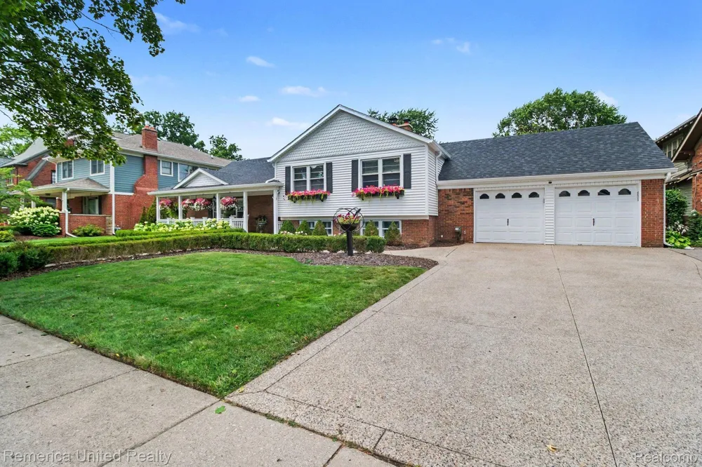 1328 W Ann Arbor Trail Plymouth City, MI 48170