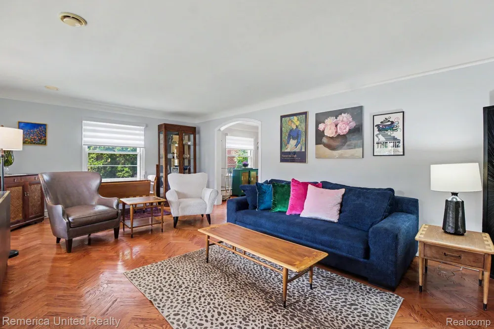 1328 W Ann Arbor Trail Plymouth City, MI 48170