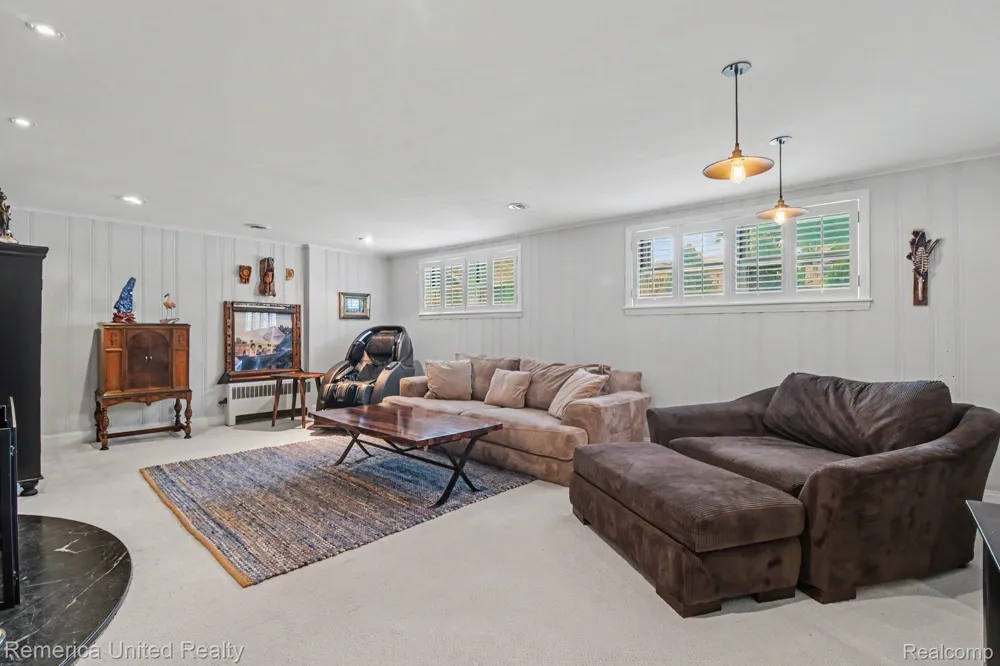 1328 W Ann Arbor Trail Plymouth City, MI 48170