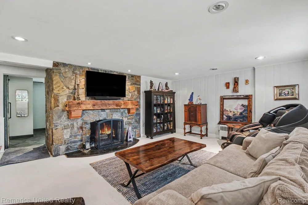 1328 W Ann Arbor Trail Plymouth City, MI 48170