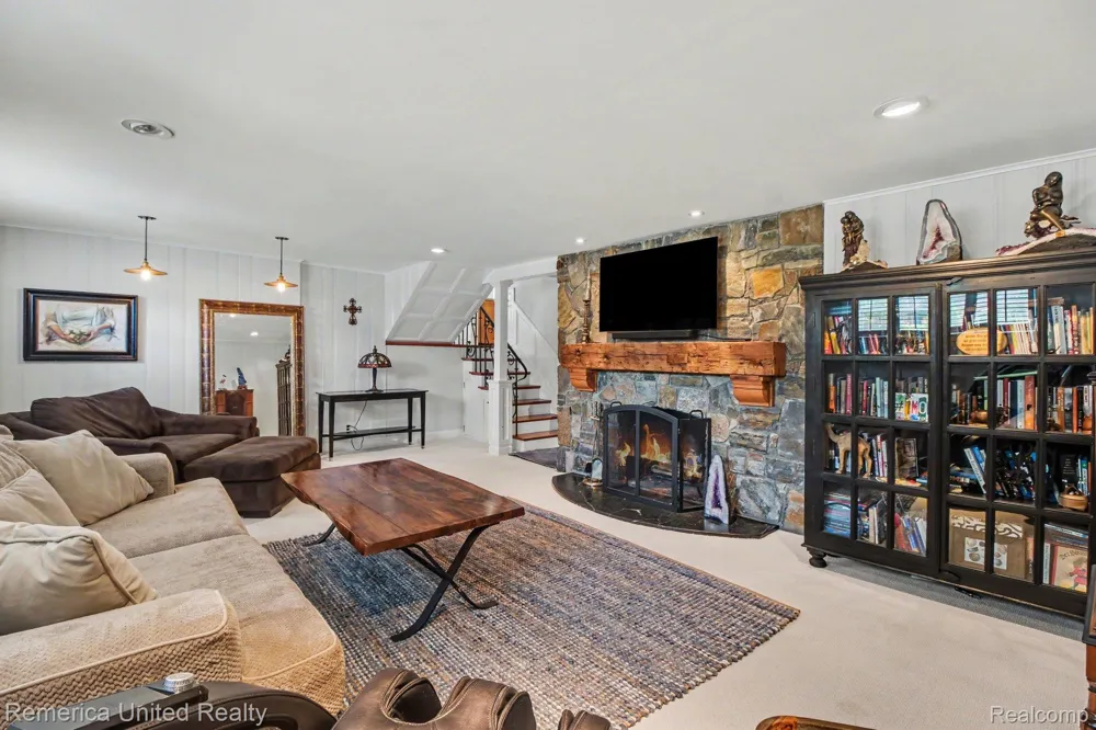 1328 W Ann Arbor Trail Plymouth City, MI 48170