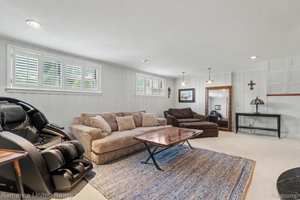 1328 W Ann Arbor Trail Plymouth City, MI 48170