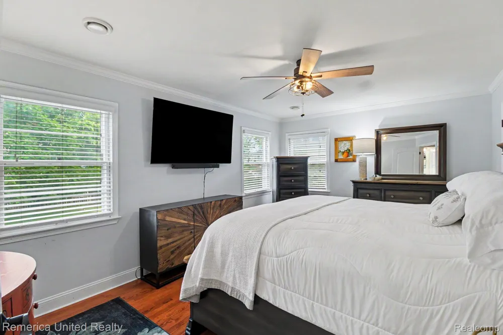1328 W Ann Arbor Trail Plymouth City, MI 48170