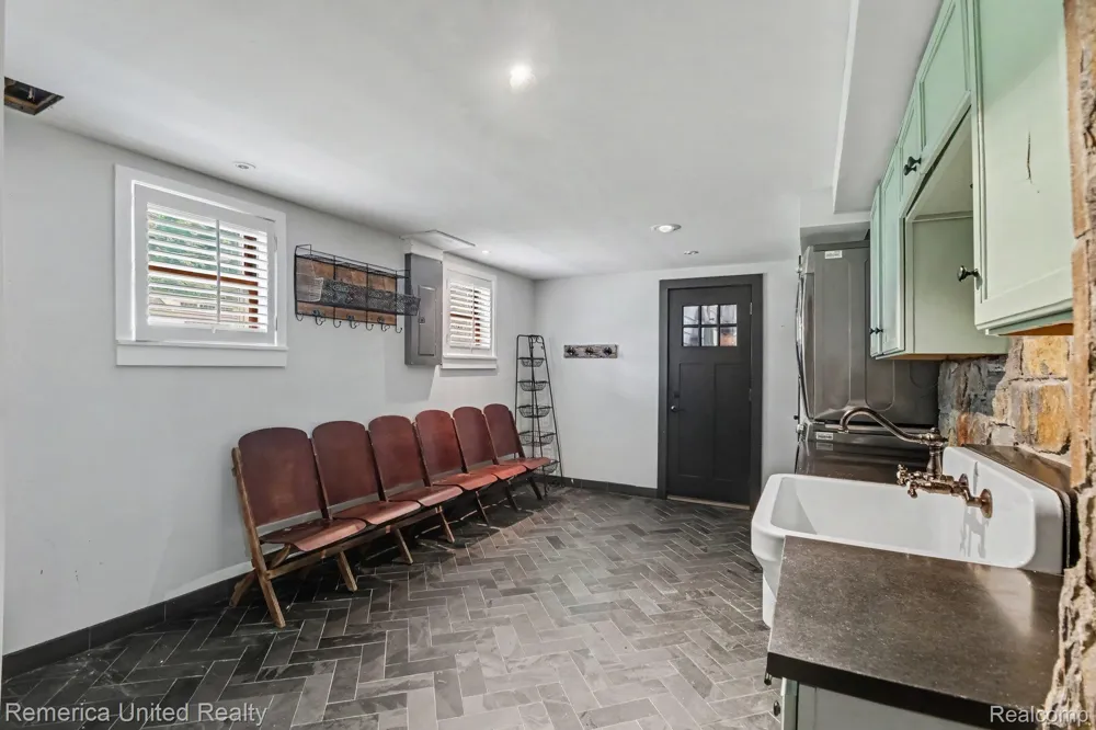 1328 W Ann Arbor Trail Plymouth City, MI 48170