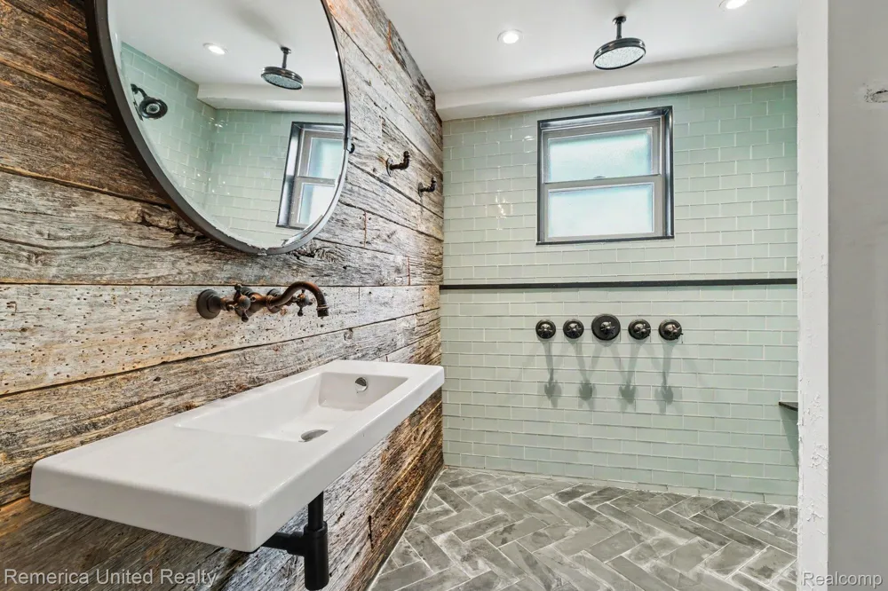1328 W Ann Arbor Trail Plymouth City, MI 48170