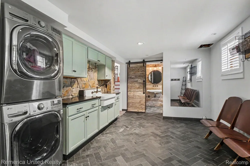 1328 W Ann Arbor Trail Plymouth City, MI 48170
