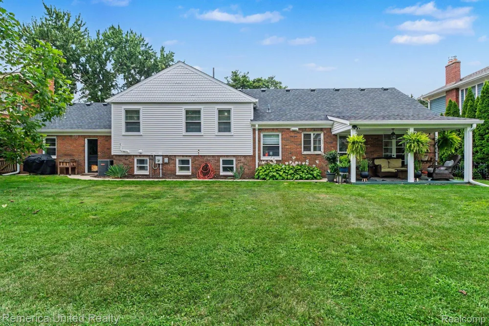 1328 W Ann Arbor Trail Plymouth City, MI 48170
