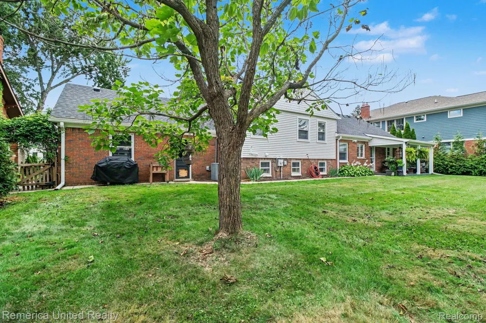 1328 W Ann Arbor Trail Plymouth City, MI 48170