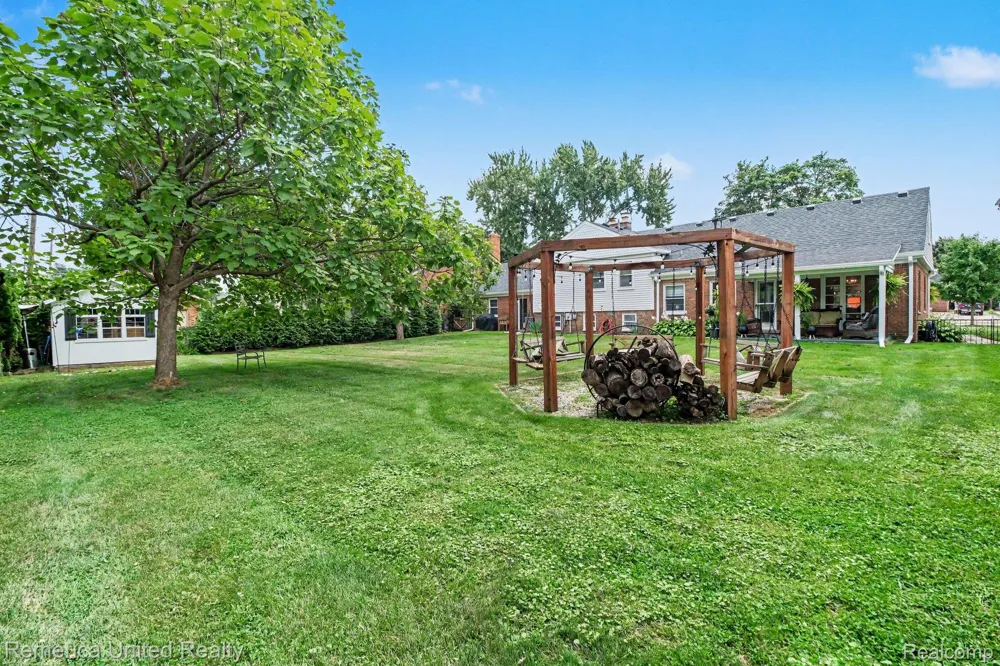 1328 W Ann Arbor Trail Plymouth City, MI 48170