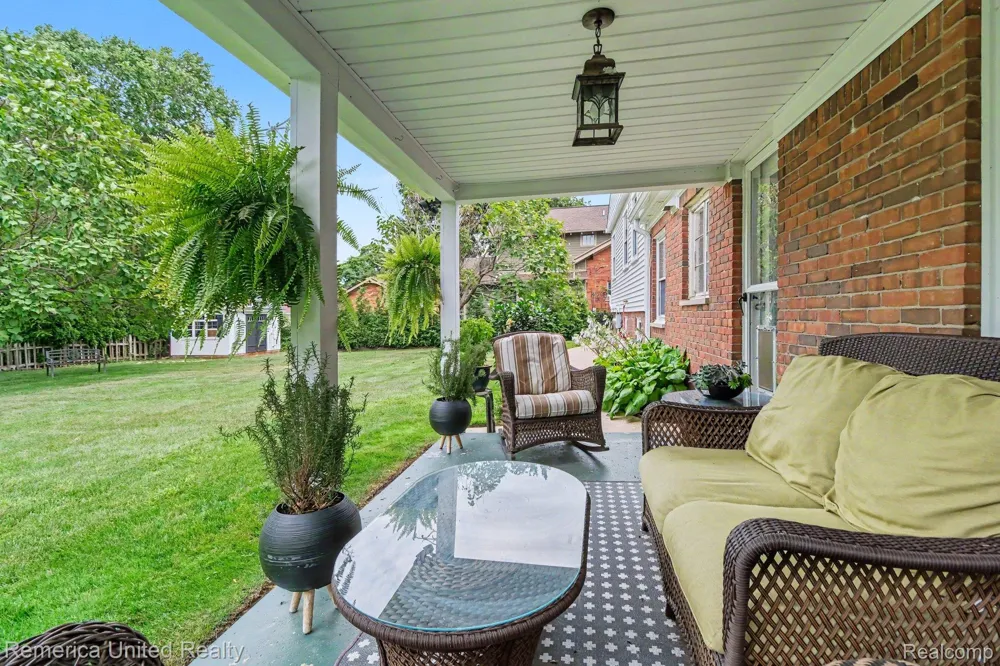 1328 W Ann Arbor Trail Plymouth City, MI 48170
