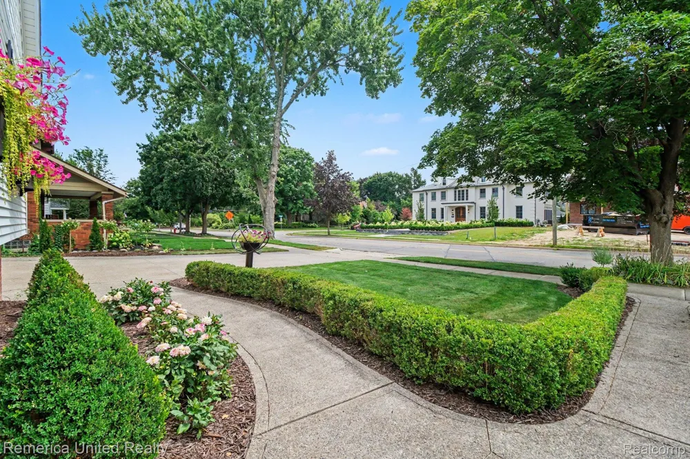 1328 W Ann Arbor Trail Plymouth City, MI 48170