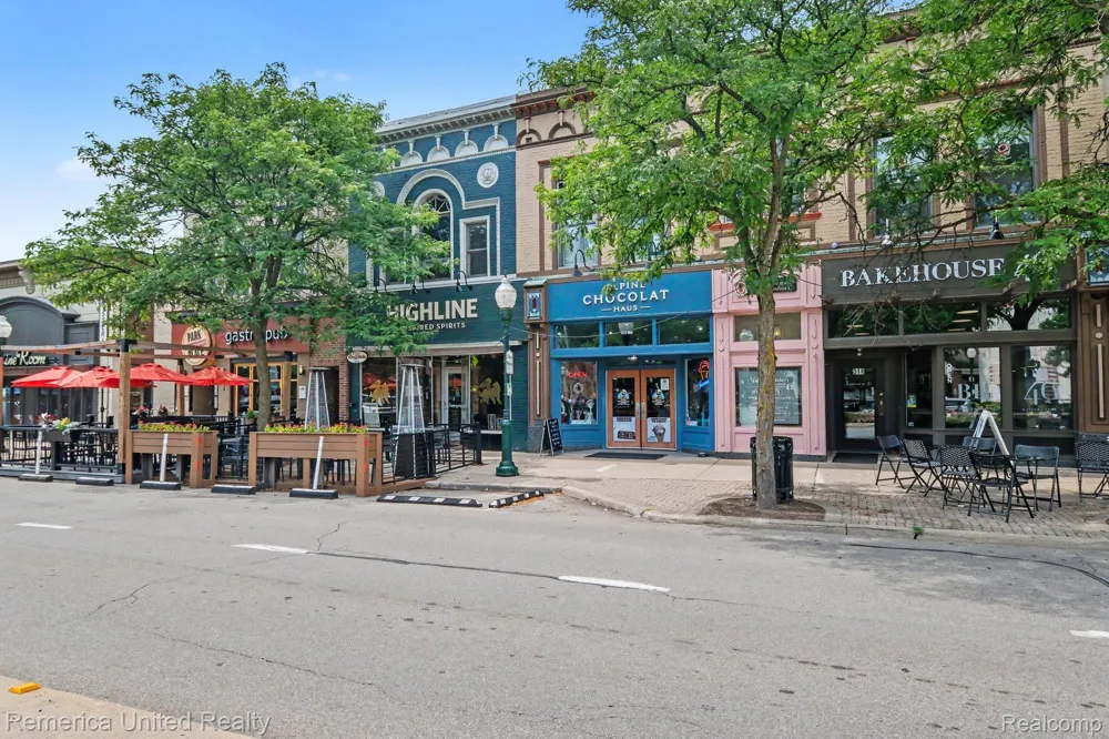 1328 W Ann Arbor Trail Plymouth City, MI 48170