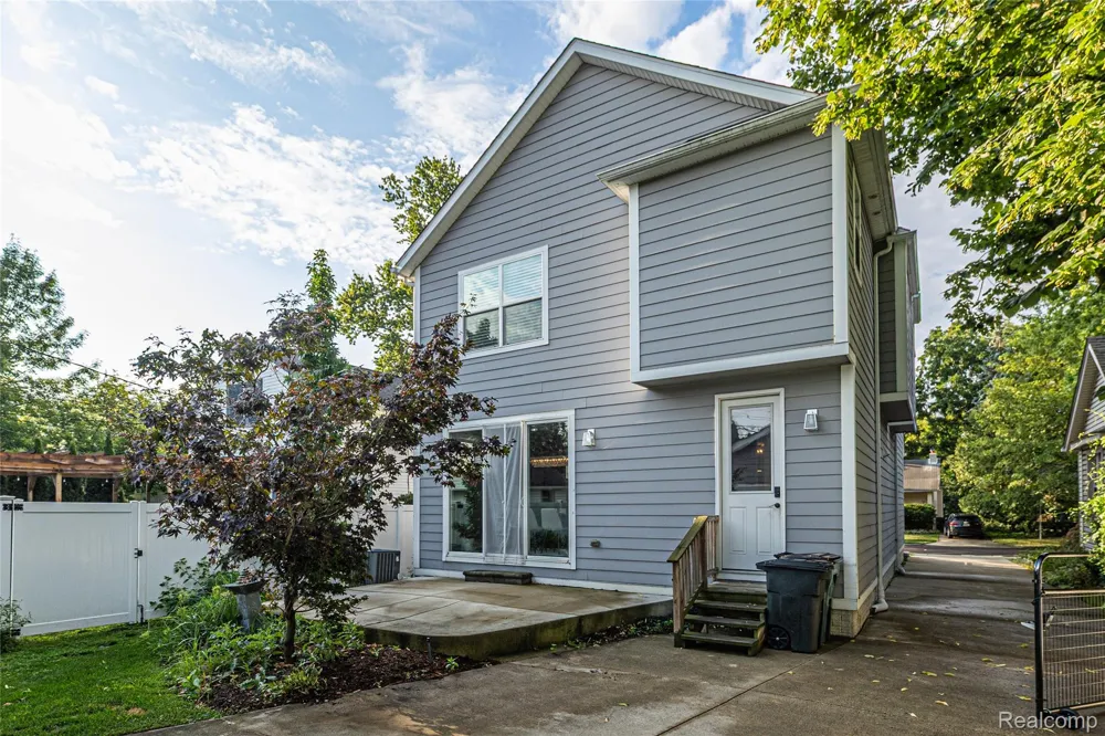 16276 Kirkshire Avenue Beverly Hills Village, MI 48025
