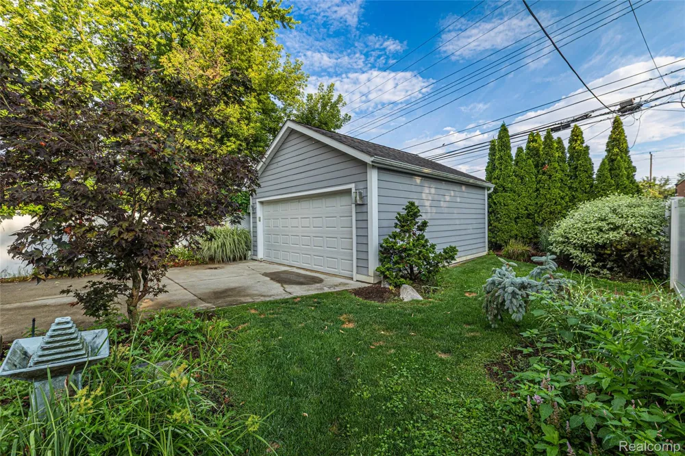 16276 Kirkshire Avenue Beverly Hills Village, MI 48025