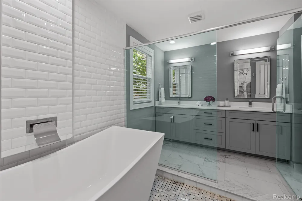 16276 Kirkshire Avenue Beverly Hills Village, MI 48025