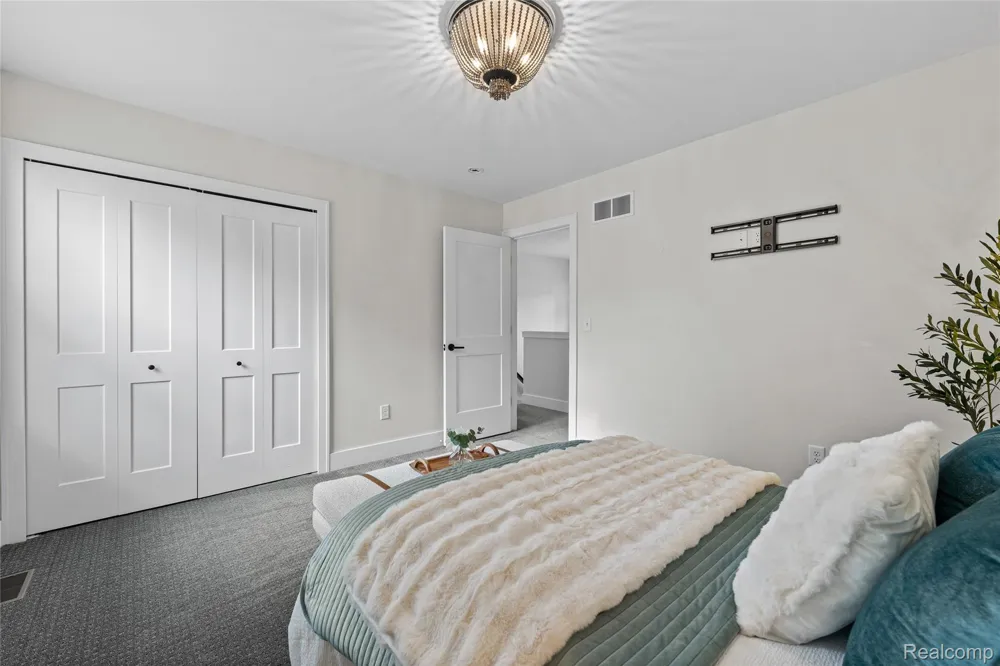 16276 Kirkshire Avenue Beverly Hills Village, MI 48025
