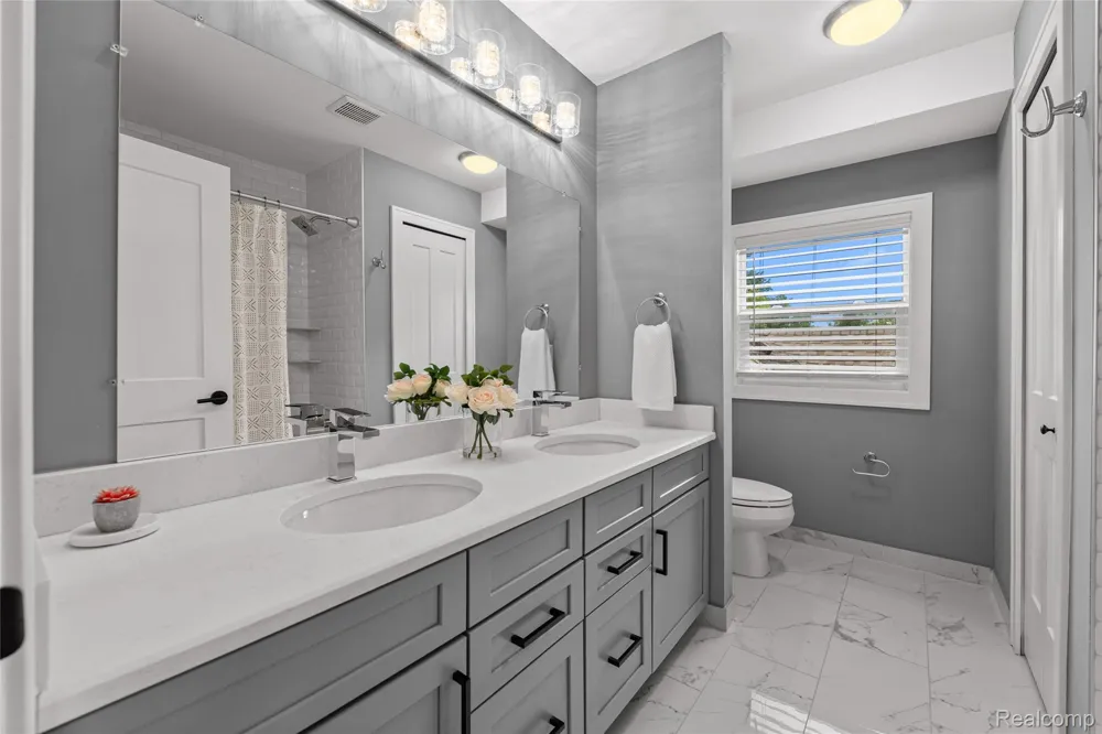 16276 Kirkshire Avenue Beverly Hills Village, MI 48025