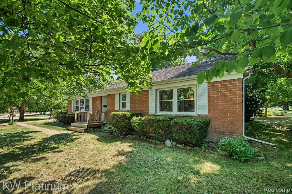 33200 Edgegrove Fraser City, MI 48026