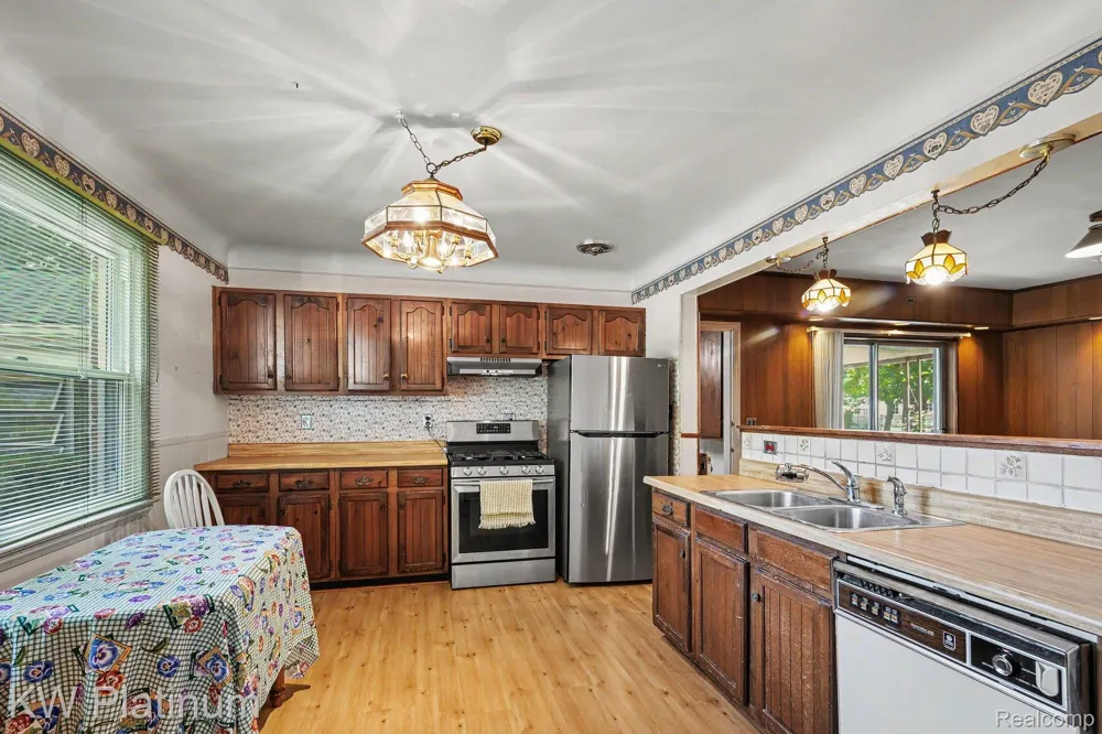 33200 Edgegrove Fraser City, MI 48026